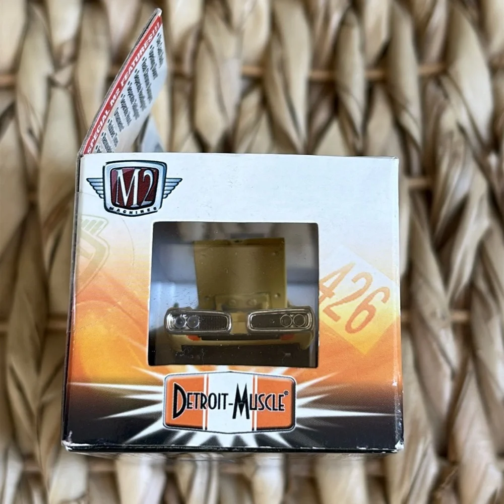 M2 Machines Detroit Muscle 1970 Yellow Dodge Super Bee 383 Premium Diecast Car